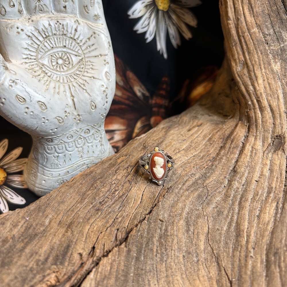 DEADSTOCK VINTAGE AVON 1970’s SILVER VINTAGE CAMEO RING - Picture 2 of 4